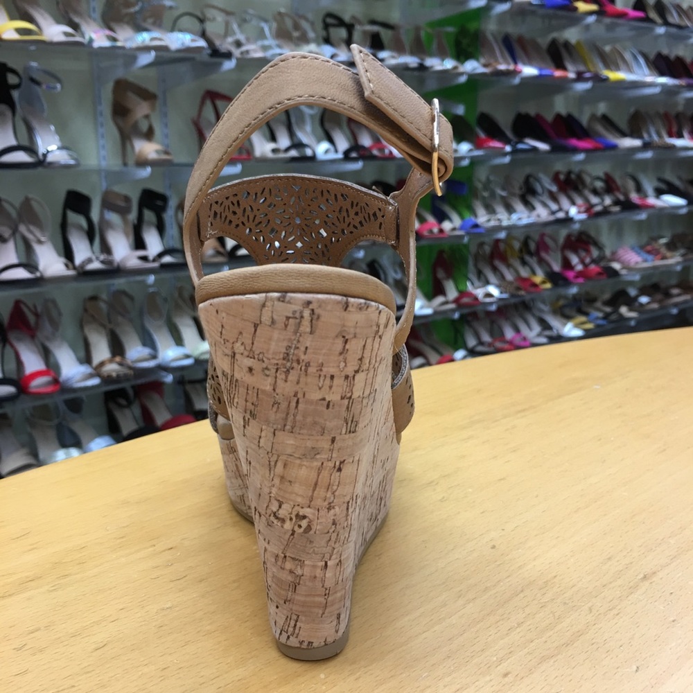 1 Left! Delicious Tan Cork Platform Wedge Sandal - Picture 6 of 8